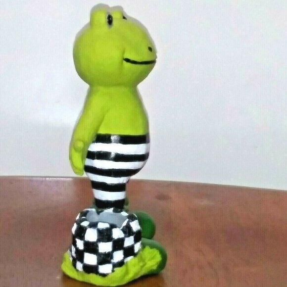 Frog statue resin Black white stripes designer inspired indoor/outdoor decor - Picture 4 of 12